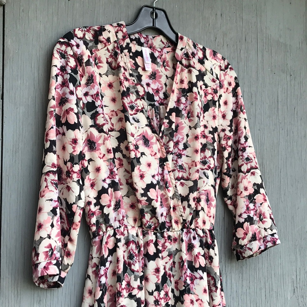 $7 MOVING SALE! Xhiliration flower dress - Picture 1 of 6